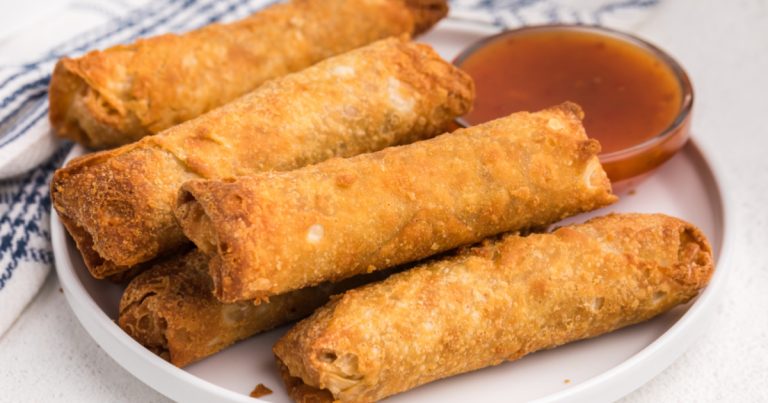 Pâtés impériaux congelés dans une friteuse à air